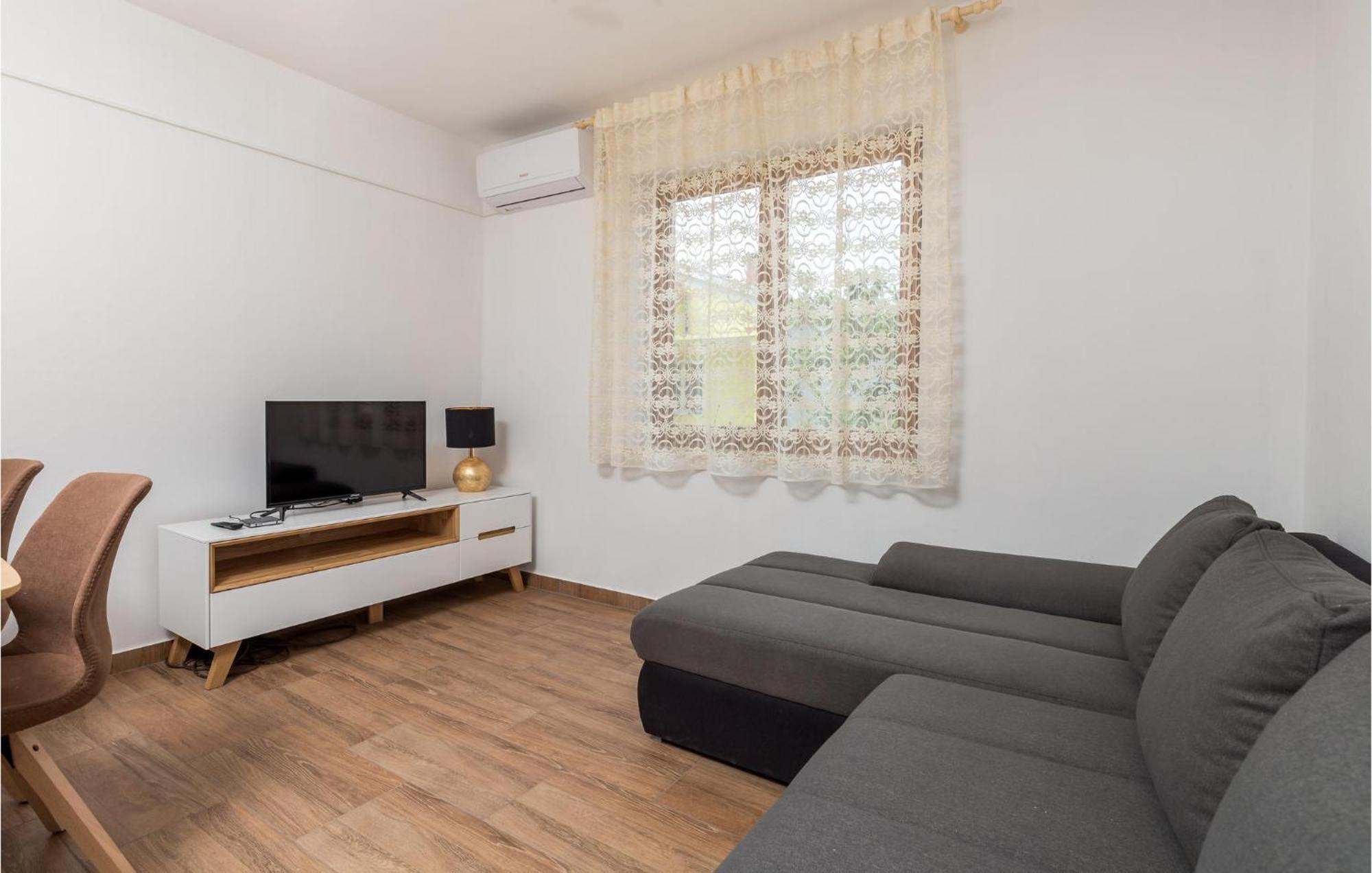 Apartment In With Kitchen *