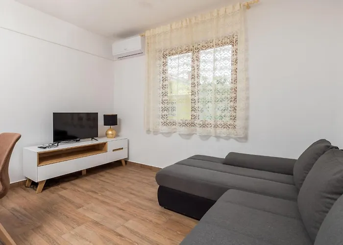 Nice Apartment In Cres With Kitchen