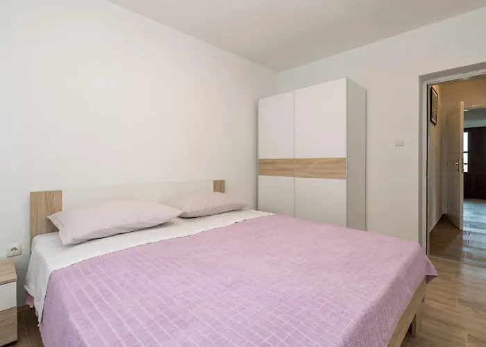 Nice Apartment In Cres With Kitchen